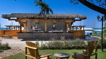 Serveert ontbijt, internationale gerechten, uitzicht op het zwembad