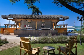 供應早餐、午餐和晚餐，國際料理，游泳池景觀