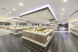 Café da manhã com buffet grátis todos os dias