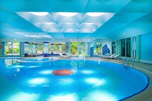 Una piscina cubierta, 2 piscinas al aire libre, sombrillas, tumbonas