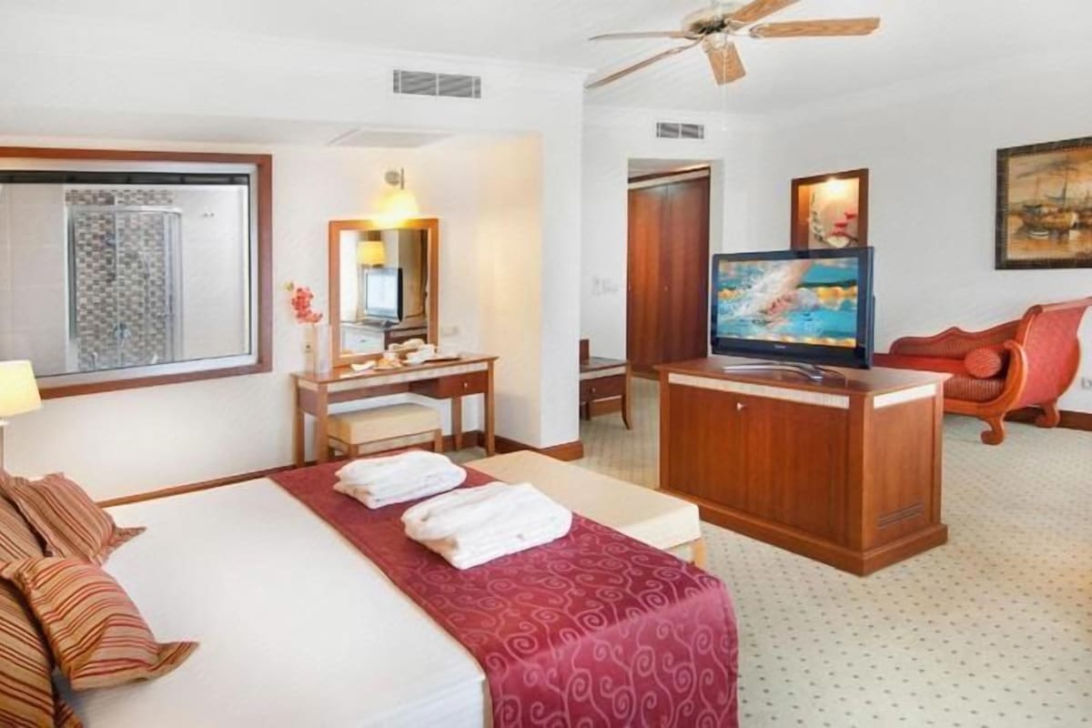 Minibar (some free items), in-room safe, desk, soundproofing