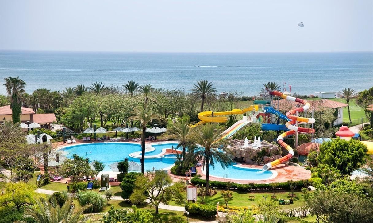 Hồ bơi trong nhà, 2 hồ bơi ngoài trời, dù/ô trên bãi biển/hồ bơi 