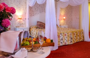 Minibar contenant certains articles gratuits, coffre-fort, bureau