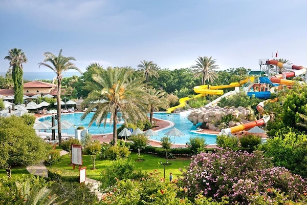 Innenpool, 2 Außenpools, Sonnenschirme, Liegestühle