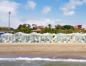 Private beach, sun loungers, beach umbrellas, beach towels - Belconti Resort Hotel - All Inclusive (Serik)