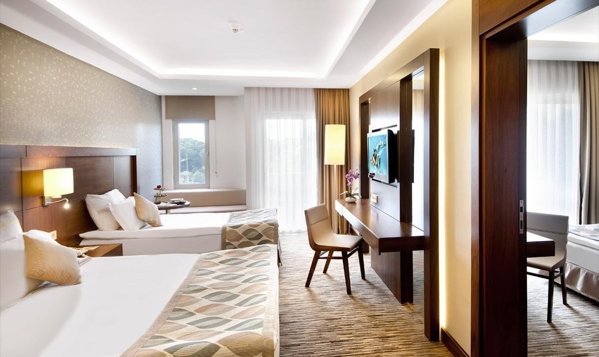 Familienzimmer | Minibar (mit einigen kostenlosen Artikeln), Zimmersafe, Schreibtisch