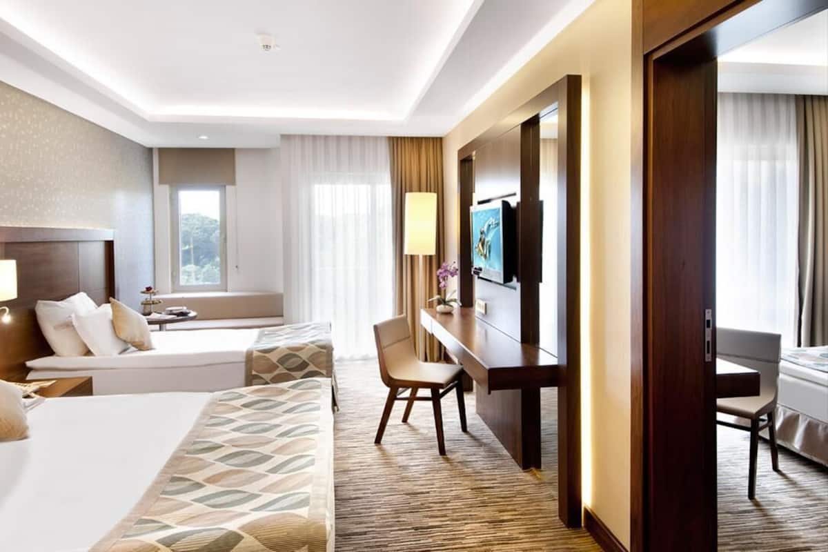 Familienzimmer | Minibar (mit einigen kostenlosen Artikeln), Zimmersafe, Schreibtisch