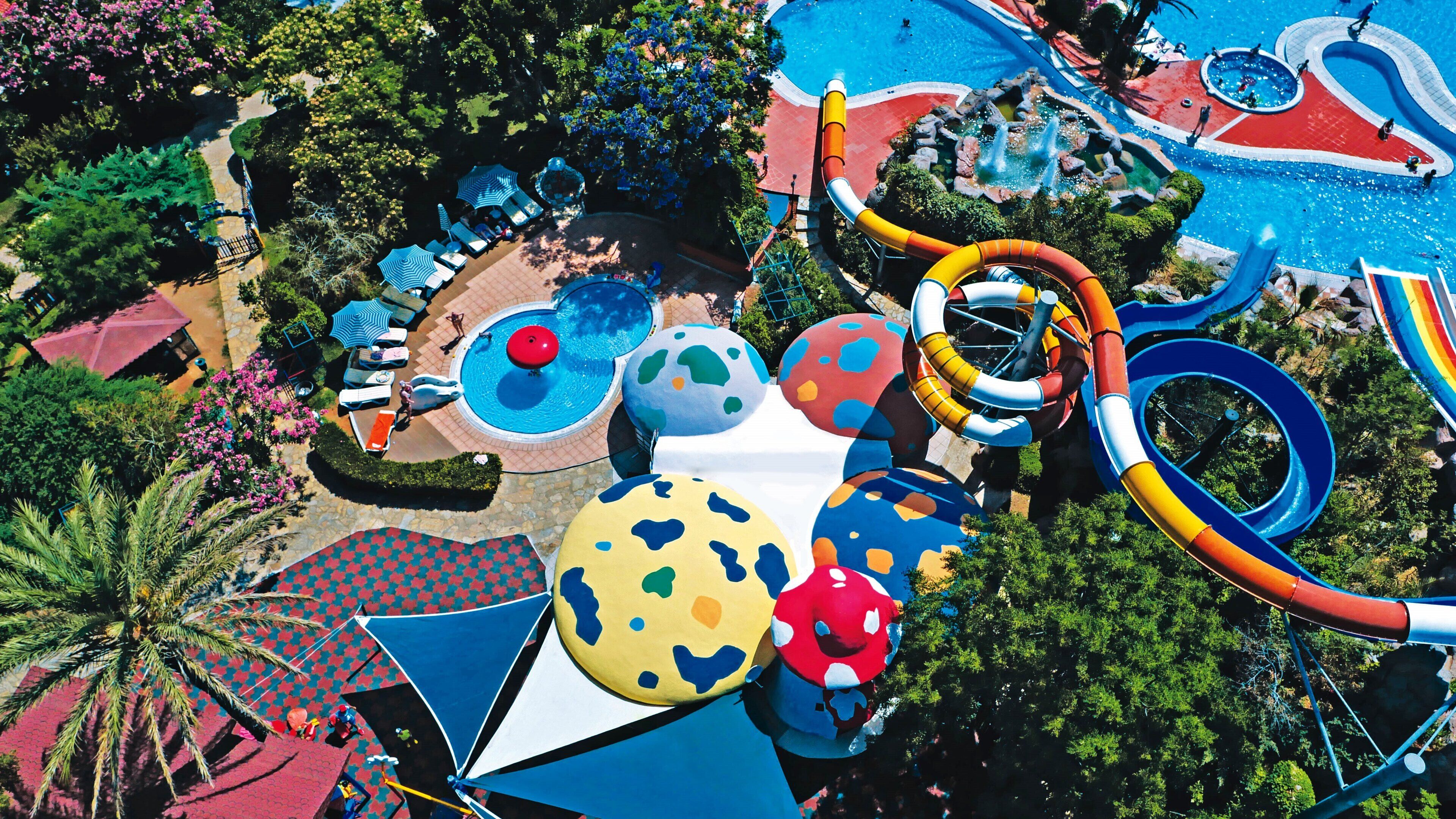 Ein Luftbild eines Wasserparks mit verschiedenen Rutschen und Pools.