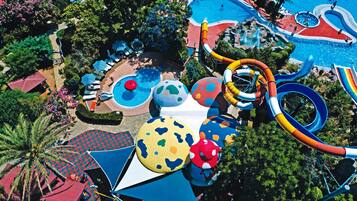 Ein Luftbild eines Wasserparks mit verschiedenen Rutschen und Pools.