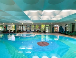 Una piscina techada, 2 piscinas al aire libre, sombrillas