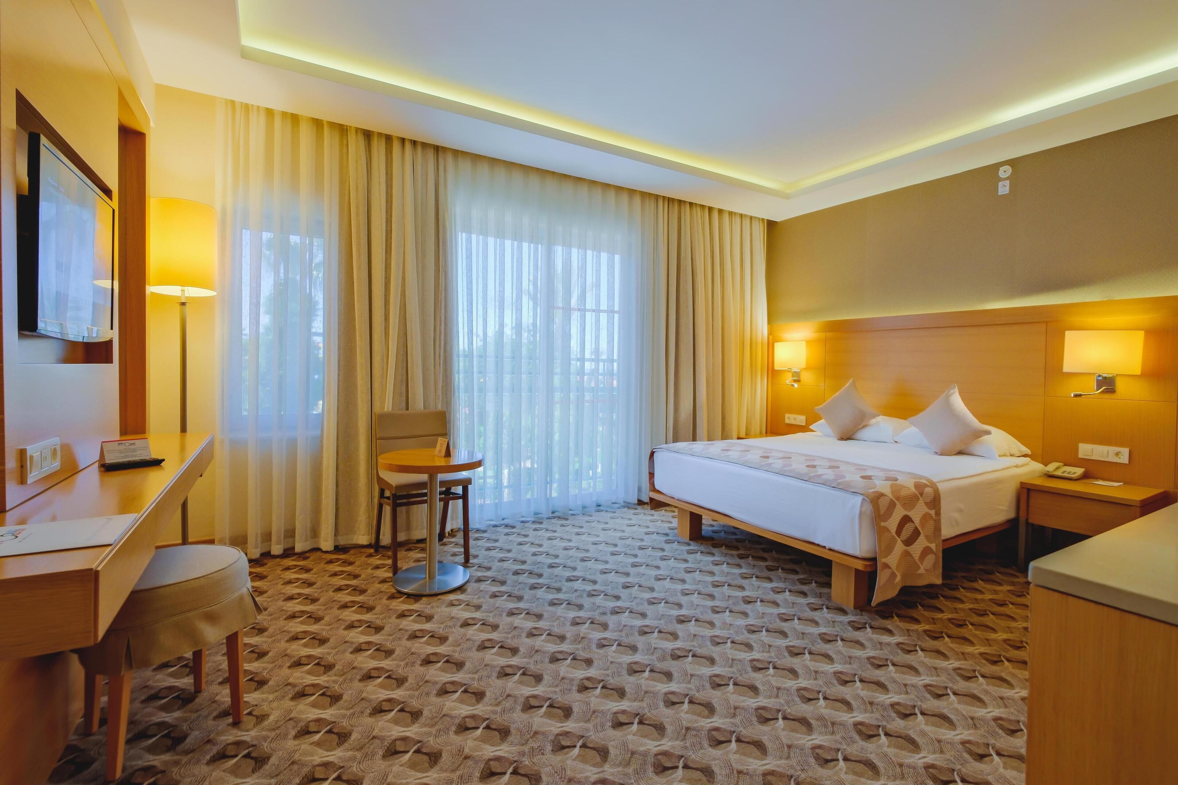 Mini-bar avec articles gratuits, coffres-forts dans les chambres, bureau