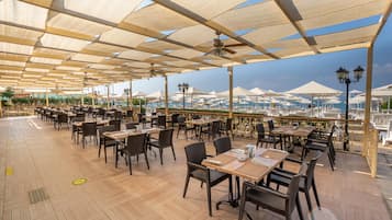 4 restaurants; breakfast, lunch, dinner, and brunch served
