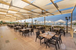 4 restaurants; breakfast, lunch, dinner, and brunch served