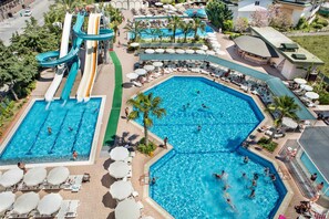 2 sisäuima-allasta, 3 ulkouima-allasta, aurinkovarjoja, aurinkotuoleja