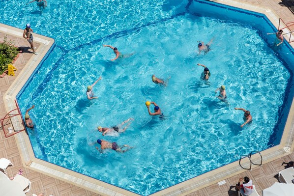 2 piscinas techadas, 3 piscinas al aire libre, sombrillas