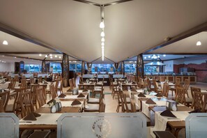 4 restoran, melayani sarapan, makan siang; sajian masakan internasional