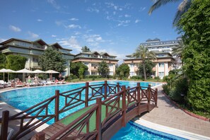 2 piscines couvertes, 3 piscines extérieures, parasols de plage