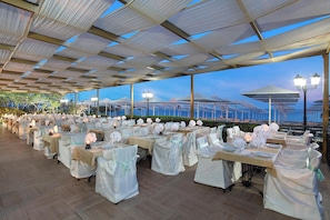 4 restaurants, breakfast, lunch, dinner served; international cuisine
