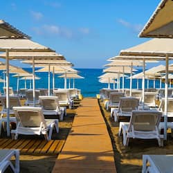 Privéstrand vlakbij, ligstoelen, parasols, strandlakens