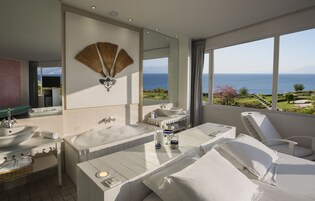 华丽客房 | 迷你吧、客房内保险箱、办公桌、遮光窗帘