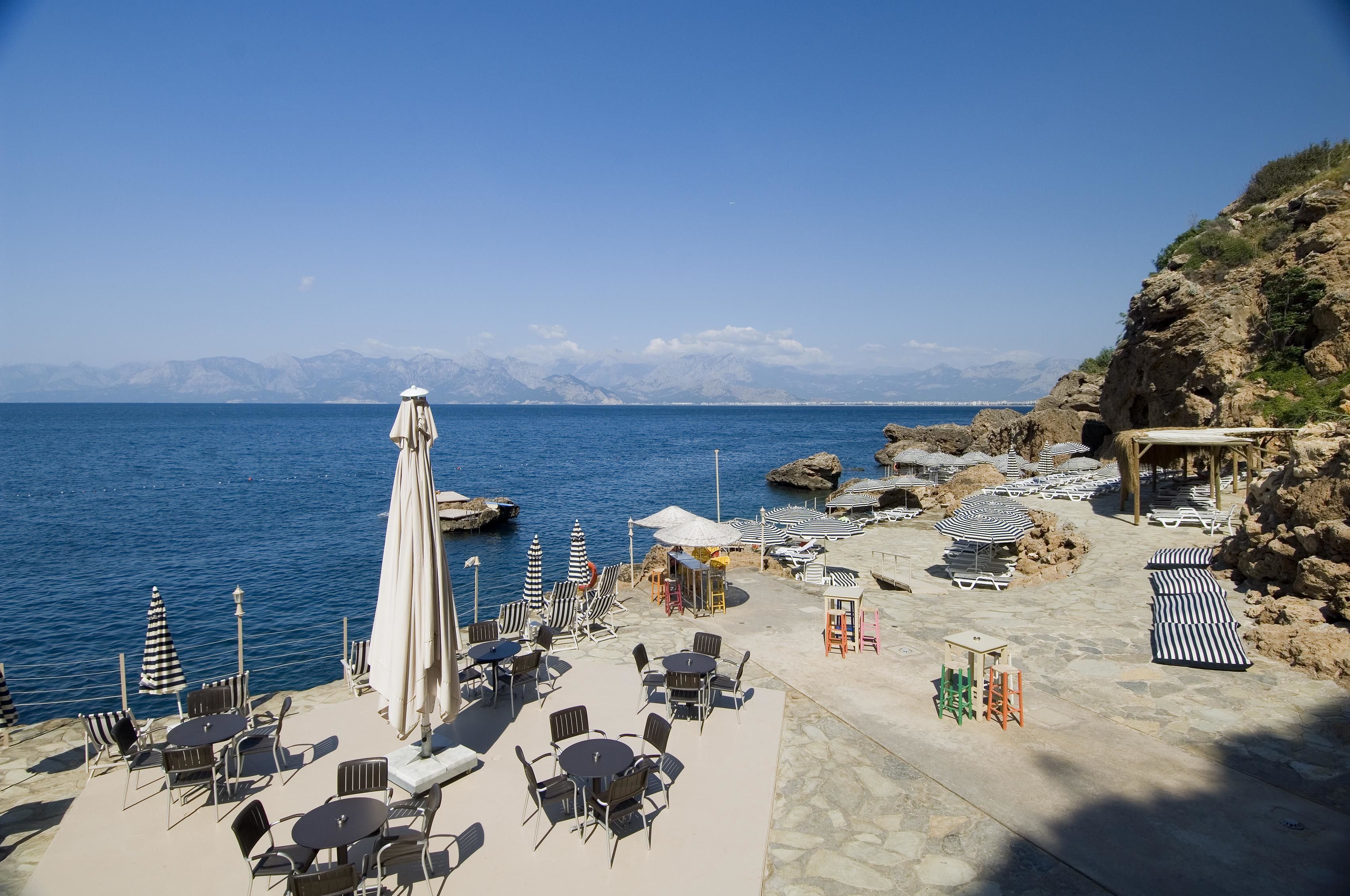 Am Strand, Liegestühle, Sonnenschirme, Strandtücher