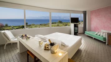 Deluxe Room | Minibar, in-room safe, desk, blackout drapes