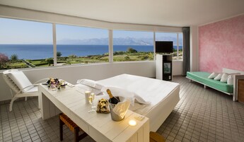 华丽客房 | 迷你吧、客房内保险箱、办公桌、遮光窗帘