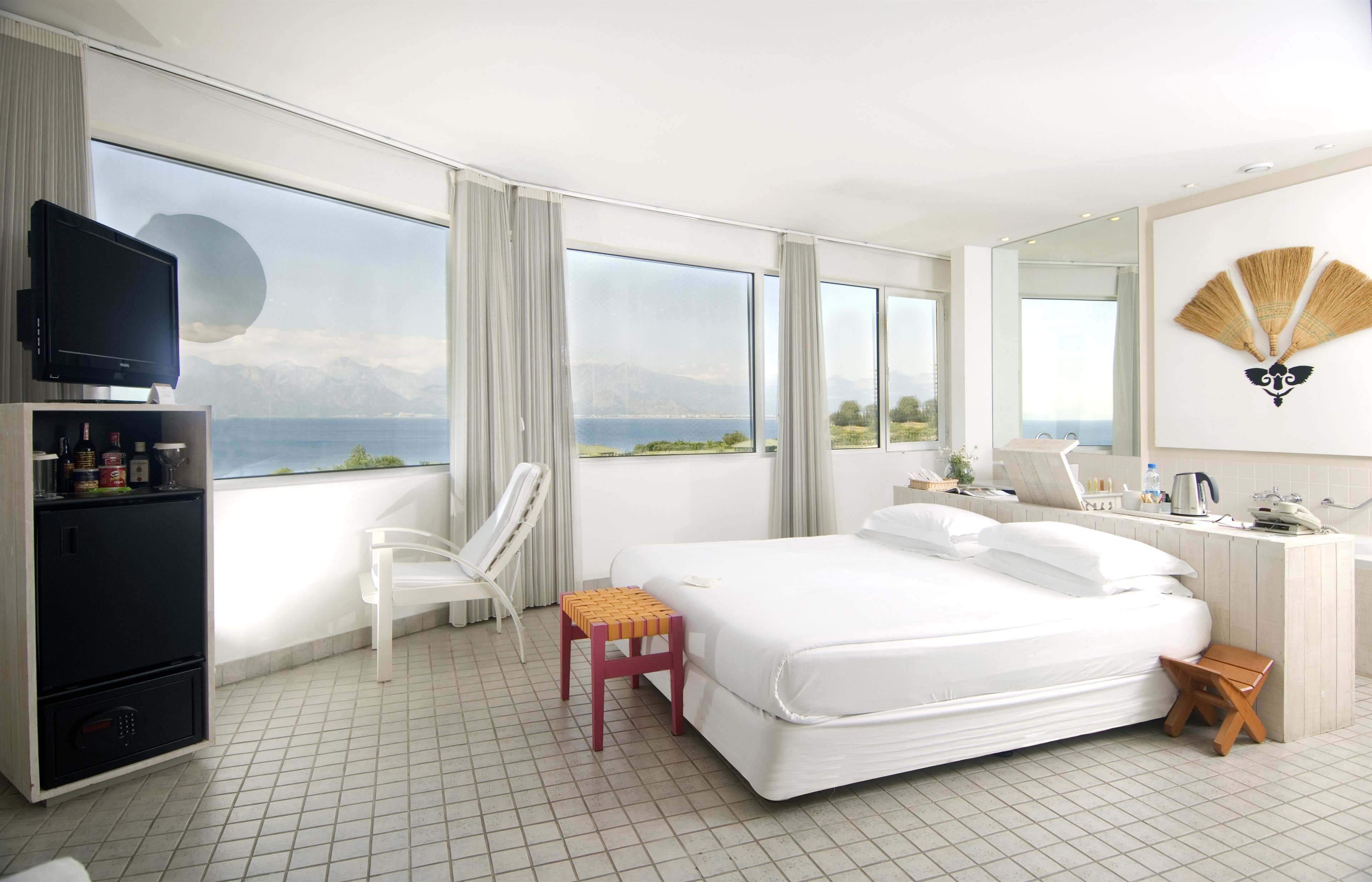 Deluxe Room | Minibar, in-room safe, desk, blackout drapes