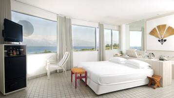 Deluxe Room | Minibar, in-room safe, desk, blackout drapes