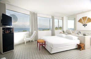 华丽客房 | 迷你吧、客房内保险箱、办公桌、遮光窗帘