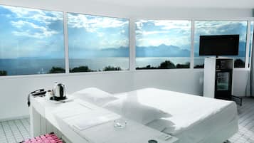 Deluxe Room | Minibar, in-room safe, desk, blackout curtains