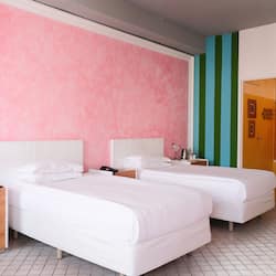 Quarto standard, vista para a cidade | Frigobar, cofres nos quartos, escrivaninha, cortinas blackout