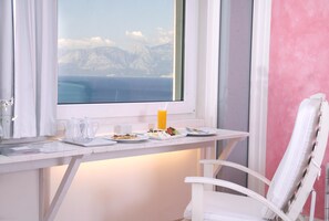 Standaard kamer, uitzicht op zee | Een minibar, een kluis op de kamer, een bureau, verduisterende gordijnen