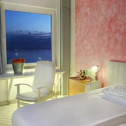 Quarto standard, vista para o mar | Frigobar, cofres nos quartos, escrivaninha, cortinas blackout