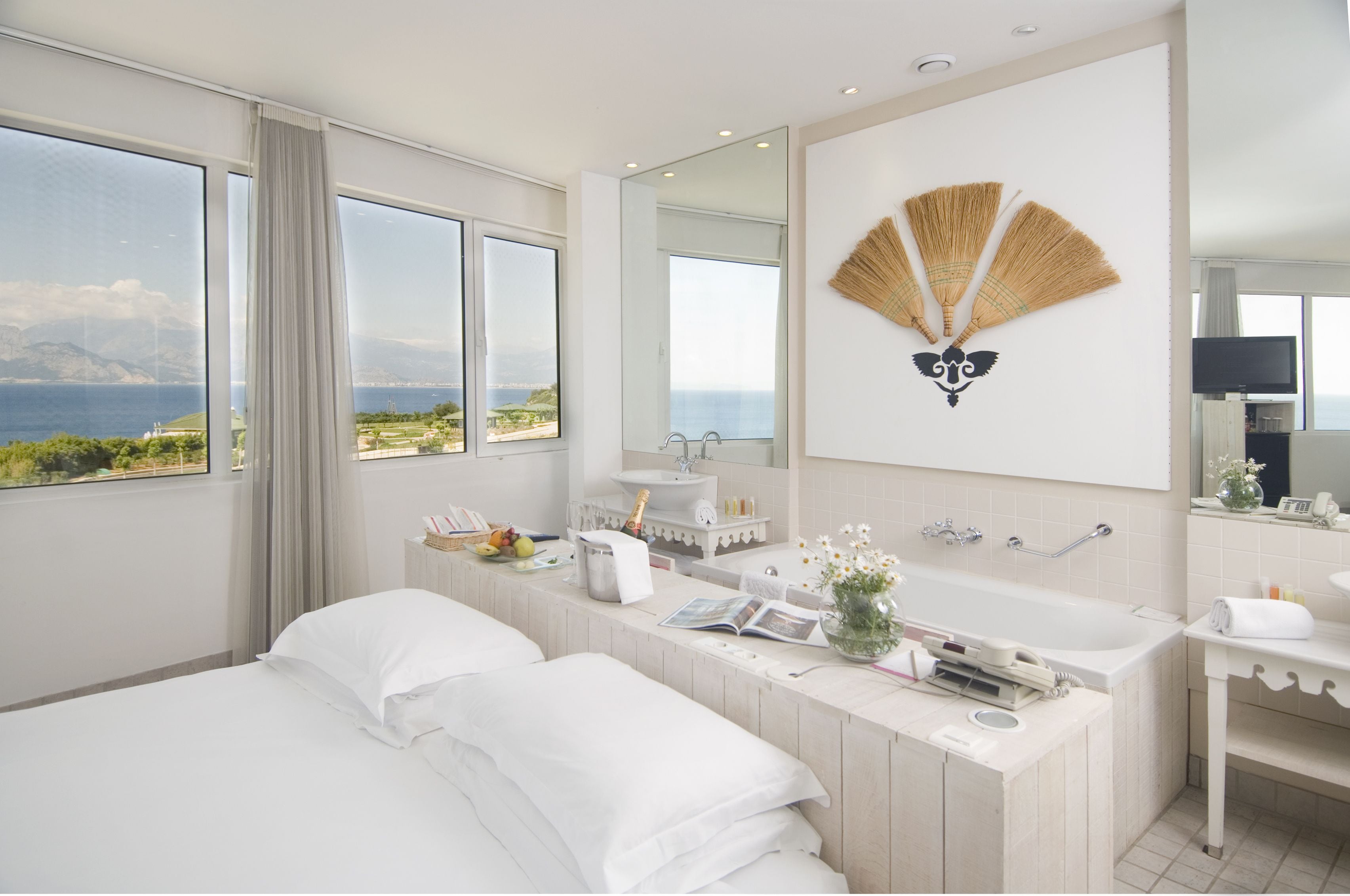 deluxe room | 1 bedroom, minibar, in-room safe, desk