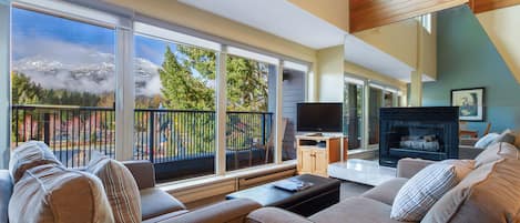 Kondominium, Beberapa Tempat Tidur (Unit 203) | Area keluarga | Smart TV 50-inci dengan saluran TV kabel dan perapian