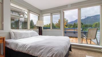 Studio (Unit 210) | Desk, laptop workspace, iron/ironing board, free wired internet