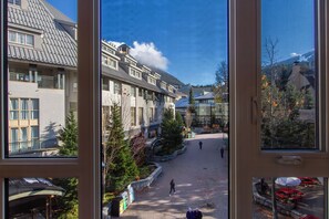 Leilighet, 1 soverom (Unit 211) | Skrivebord, skrivebord for bærbar PC og strykejern/-brett