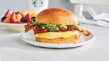 Café da manhã feito na hora todos os dias mediante uma taxa