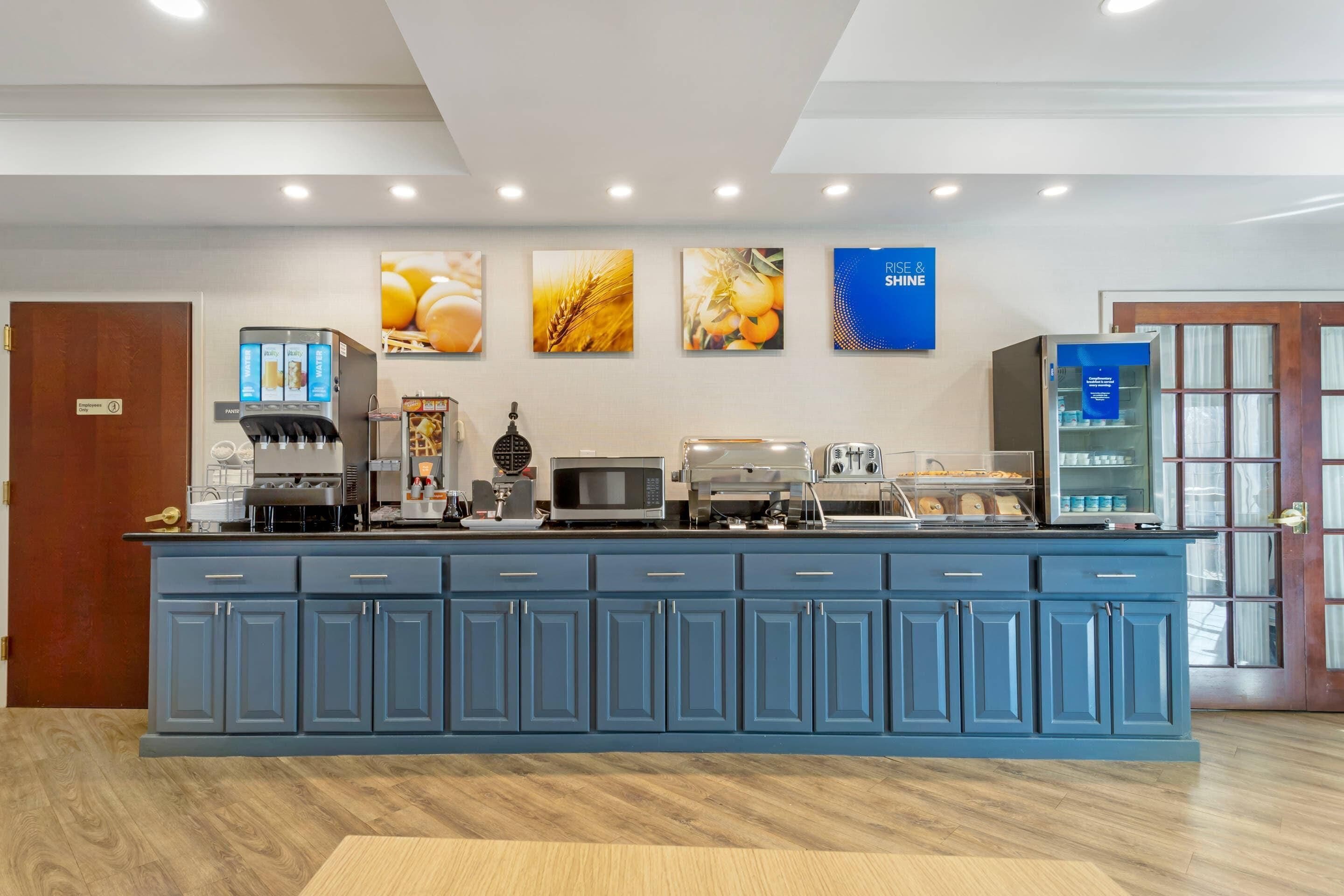 Free daily buffet breakfast 