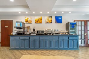 Free daily buffet breakfast  - Comfort Suites East Brunswick - South River (East Brunswick)