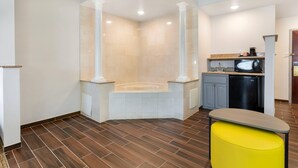 Un baño moderno con bañera, ducha e inodoro.