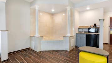 Suite - 1 kingsize-seng - ikke-ryger - boblebad | Skrivebord, arbejdsområde til bærbare computere, mørklægningsgardiner