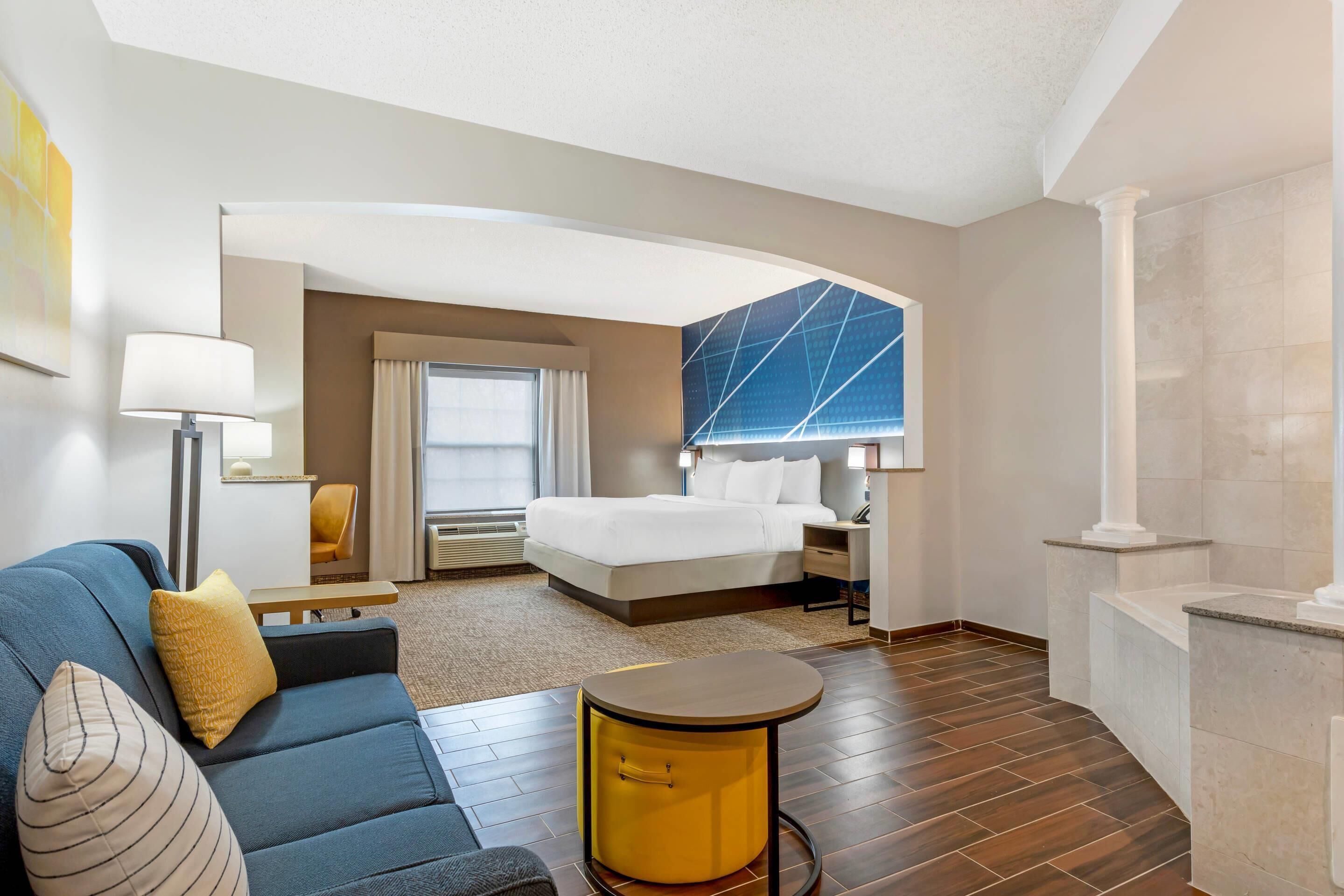 套房, 1 張特大雙人床, 非吸煙房, 按摩浴缸 | 書桌、手提電腦工作空間、遮光窗簾/窗簾、熨斗/熨衫板