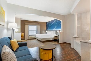 Suite, 1 kingsize-seng, ikke-røyk, massasjebadekar | Skrivebord, skrivebord for bærbar PC og blendingsgardiner