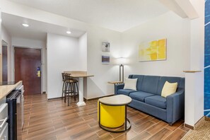 Escritorio, espacio para trabajar con laptop y cortinas blackout