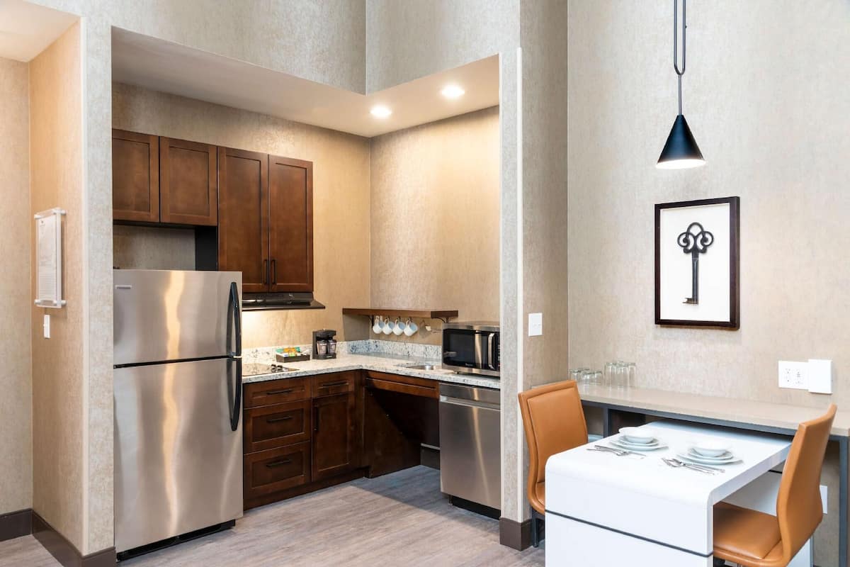 Private kitchen | Full-size fridge, microwave, stovetop, dishwasher