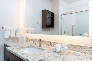 Amenidades de baño gratuitas, secadora de cabello, toallas, jabón