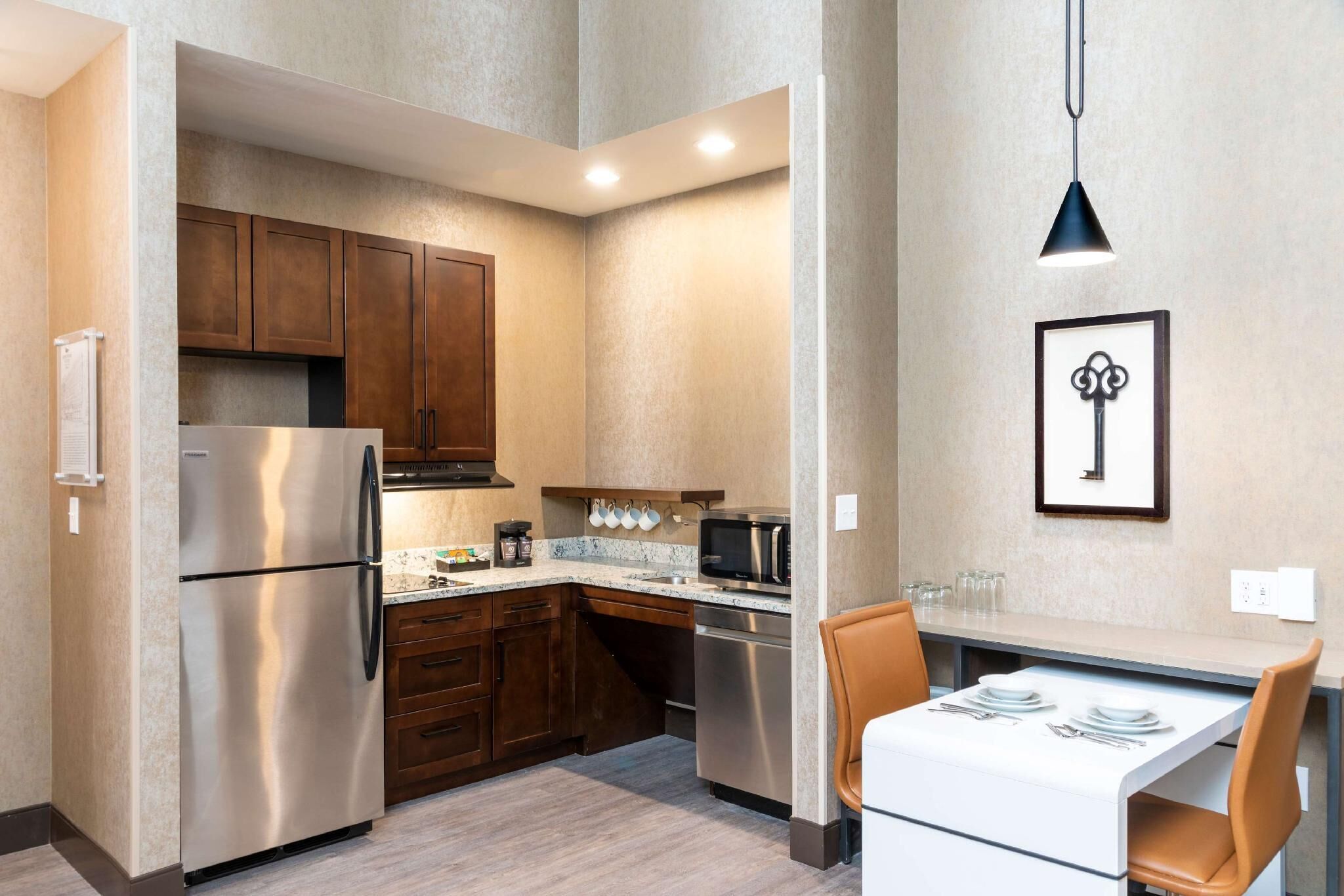 Private kitchen | Full-size fridge, microwave, stovetop, dishwasher