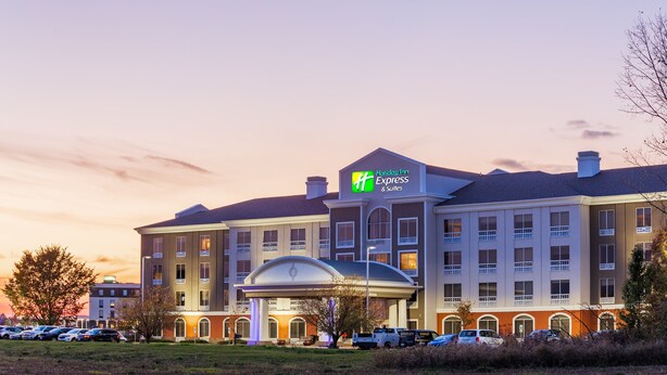A Holiday Inn Express & Suites hotel with a covered entrance, multiple floors, and a parking lot. - Holiday Inn Express Hotel & Suites Rockford-Loves Park by IHG (Loves Park)